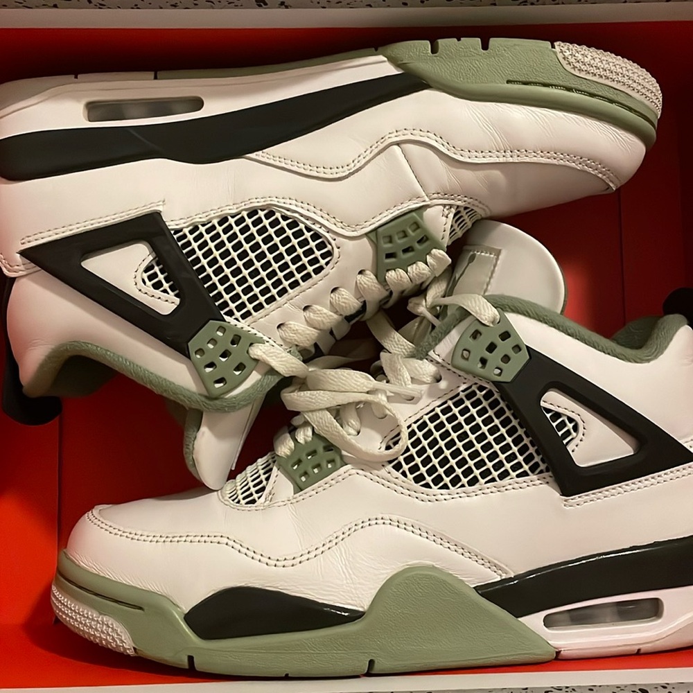 Jordan 4s sea foam green wore 5 times needs new laces